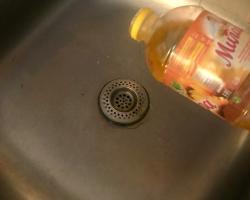 De ce ar trebui să se toarnă ulei în chiuvetă?