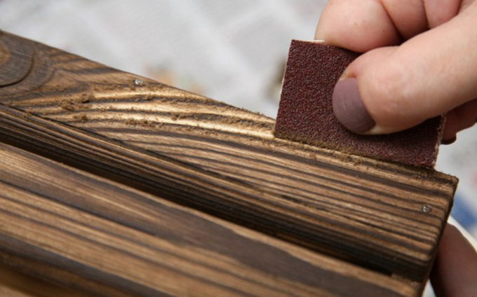 lemn lustruit cu hârtie abrazivă. 
