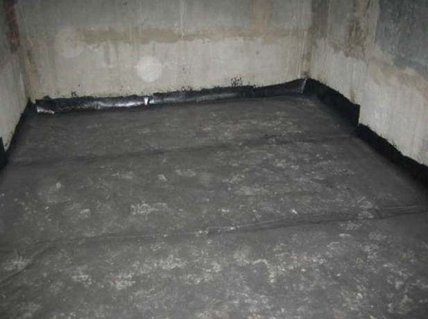 Orizontale rola subsol izolație cu suprapuneri pe perete. 10-12 cm.