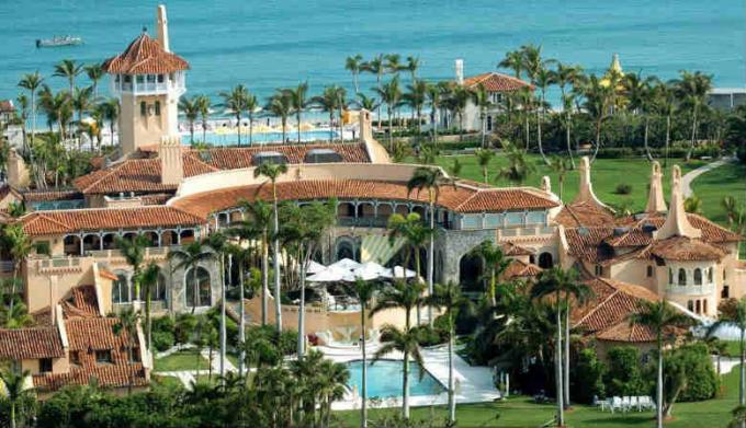 Mar-a-Lago din Palm Beach. Private Hotel Club. Spune, este estimat la 200 de milioane. $. Se face un profit de 15 milioane de $. $ Pe an. (Image Source - Yandex-poze)