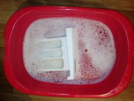 Curățați mașina de spălat: îndepărtați contaminarea din filtrul de evacuare, la scară, placa ruginite