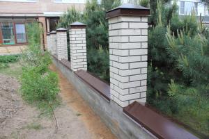 Gard cu stâlpi de cărămidă. Sfaturi pentru clădire