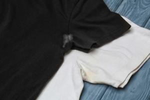 Ieșirea din pata deodorant pe un negru și color