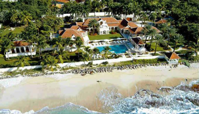 Le Chateau de Palmer în St. Maarten. 45 Președintele SUA însuși, numește această vilă, „una dintre cele mai mari case particulare din lume.“ Pretul de inchiriere este pe ciocănituri 28000 bani americani. Chiria este posibil ca cel puțin 5 zile. (Image Source - Yandex-poze)