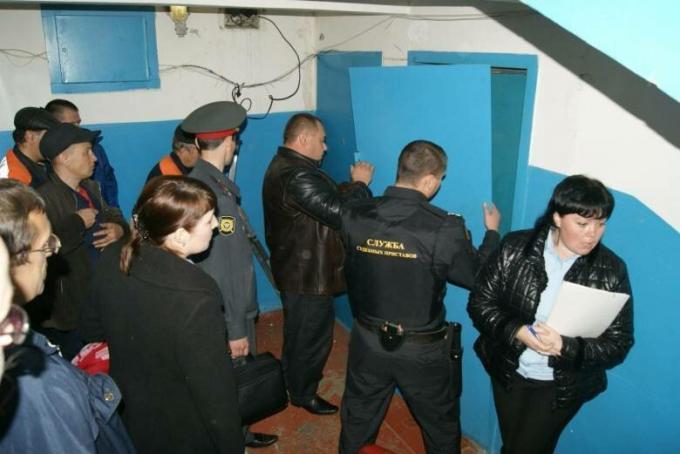 Spargerea unui apartament de către executorii judecătorești ZekZak