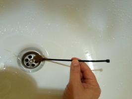 Un mod simplu, dar foarte eficient pentru a curăța scurgerea în baia de păr, fără stripping sifonului.