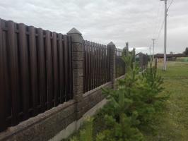 Forma finală a blocurilor de gard „Beton spălate“ și metalloshtaketnika