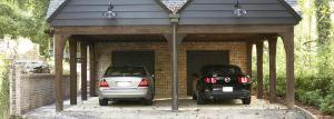 Mașina în țară: un garaj, carport sau spațiu de parcare?