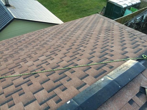 Instalarea crestei de ventilație pentru acoperiș moale.