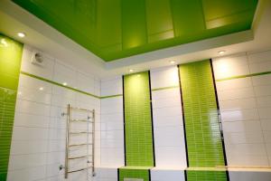 Cum de a decora plafonul în baie: variantele moderne