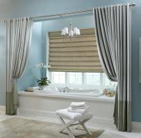 Cum de a alege perdele pe fereastra în baie: minimalismul de lux vs