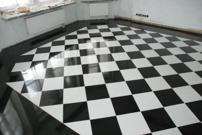 podea căptușit în diagonală vizual extinde spațiul.
