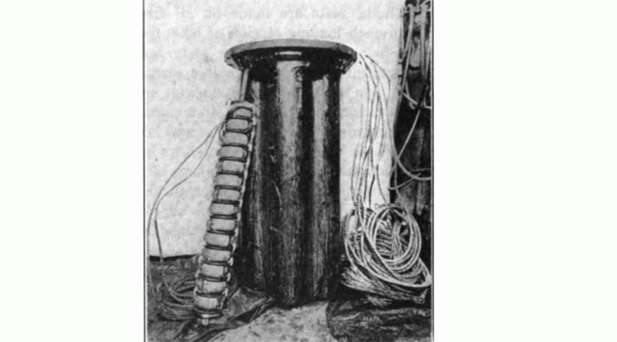 Recipient pentru plasarea bobinelor Pupin. 14 bobine au fost puse pe un fus (sprijinit de corp), șapte fusuri au fost introduse într-un corp umplut cu ulei plasat pe unul dintre stâlpi de linie la fiecare 6.000 de picioare (1.800 m)