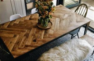 Poate banal masa de lemn, să devină o mândrie în interiorul tău? Cu ușurință. 6 idei originale DIY