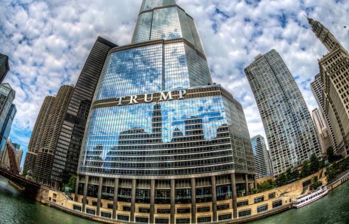 Asta e clădirea în care Trump ocupa un apartament de 3 etaje intr-un penthouse la etajele superioare. (Image Source - Yandex-poze)