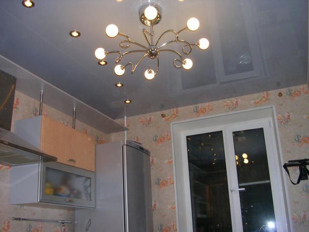 plafon suspendat în bucătărie. Fotografiile realizate cu sledcomspb.ru