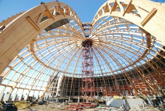 Foto luate de la serviciul „Yandex Pictures“. Procesul de construcție a cupolei.