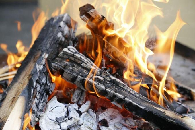 Campfires la site-uri să aibă grijă de vecini preferate de siguranță împotriva incendiilor și liniște 🙂