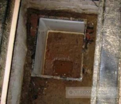 Validarea prima sapate in subsol, la o adâncime de 60 cm, o gaură de mărimea unui corp frigider mic că cineva a aruncat într-un depozit de deșeuri.