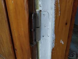 Spargerea frecventă a ușilor și ferestrelor, deoarece acestea sunt reparate