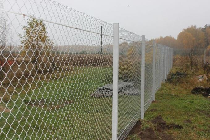 Instalarea rabita pe stâlpi și a barelor de armare. Fotografii de la serviciul Yandex Pictures.