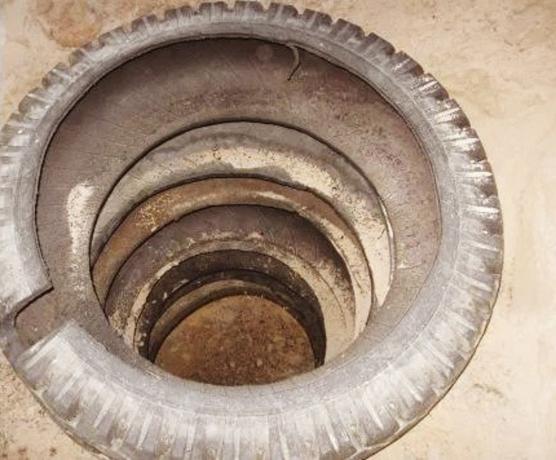 O gaură mică pentru drenarea pneurilor