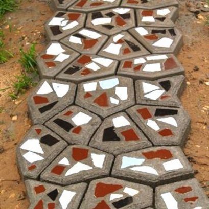 Chiar și atunci când se utilizează un model standard, tigla obținută exclusiv - fiecare parte are propriul mod, adăugând diferite plastifianți. Nuanțare - individuale, de multe de top de casă decorate cu pietricele, mozaicuri și elemente similare.