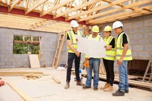 Pentru a construi o casă tine, angaja o companie de echipa sau de construcții?