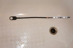 Soluții ingenioase de la colmatarea în chiuvetă baie: a scăpa de păr, grăsime și resturi