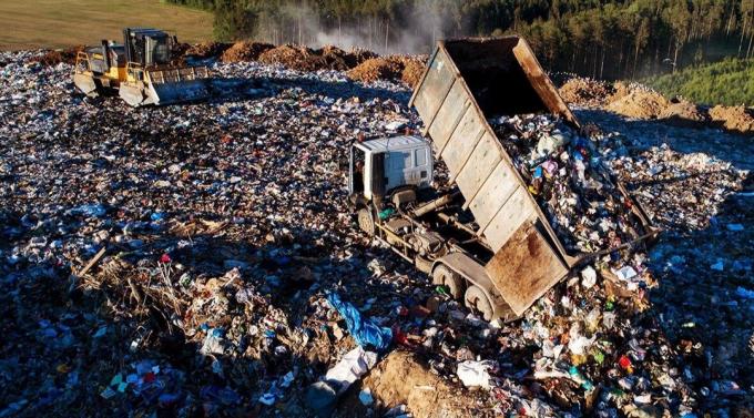 Una dintre gropile de gunoi în suburbii | ZikZak